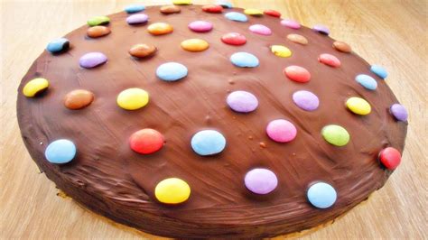 Der knaller auf jedem kindergeburtstag: Rezept: saftiger Schokoladenkuchen mit Smarties ...