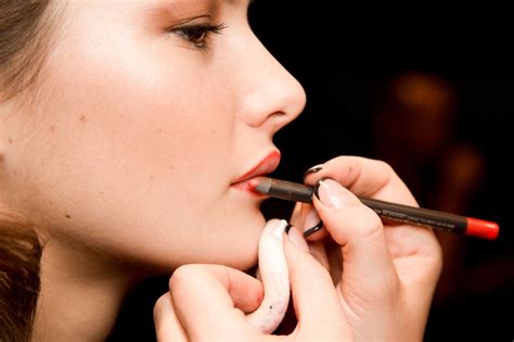 How To Apply Makeup Makeup Artists Techniques And Tricks Glamour