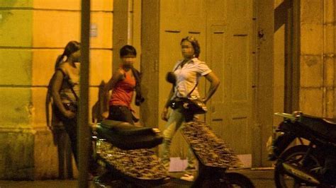 barcelona prohíbe por completo la prostitución callejera abc es