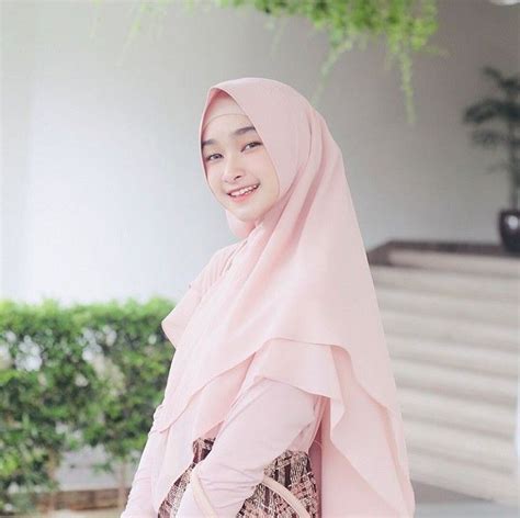 Pin By Muhammad Haris Taufiqurrahman On Hijab Pose Gadis Berjilbab Pejuang Wanita Wanita Cantik