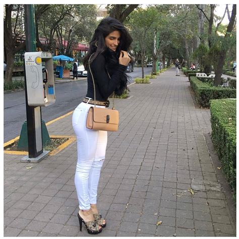 Ella es prima del presentador marco antonio regil. Picture of Barbara de Regil