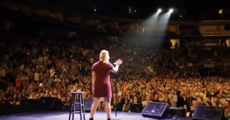 Amy Schumer Pink Mock Trump Over Rally Turnout ‘what That Arena