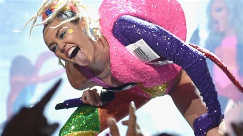 Miley Cyrus Dooo It 2015 Mtv Vma Performance And Drops New Album Youtube