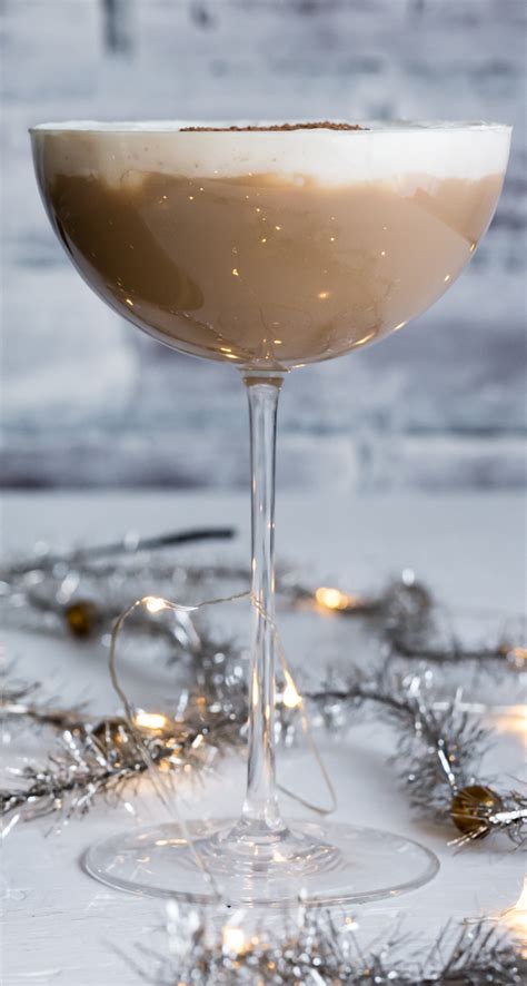 Find plenty of christmas drinks, champagne cocktails and mulled wine recipes to bring some christmas cheer and to see in the new year! Christmas Coffee Rum Cocktail #HawaiianDrinkmas