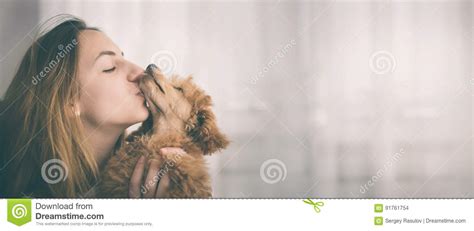 Jeune Fille Embrassant Son Bon Chien Dami Photo Stock Image Du Caresse Positif 91761754