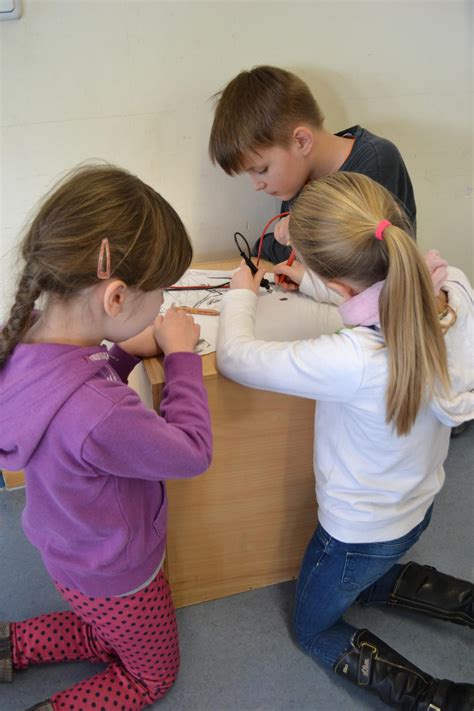 Kerstin lesche feiert ihren job als netzwerkkoordinatorin dort mit kreativität und spaß. Grundschule Maienbeeck - Haus der kleinen Forscher