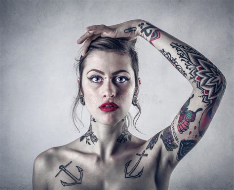 Donna Con I Lotti Dei Tatuaggi Fotografia Stock Immagine Di Caucasico Giovane 38272044