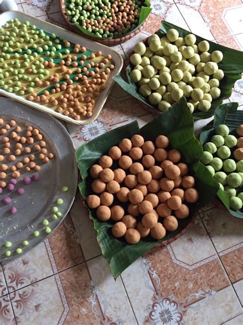 Bánh trôi nước ngũ sắc đẹp tròn đầy, là tinh hoa của những nguyên liệu tự nhiên của đất trời sẽ là món bánh đầy ý nghĩa cho ngày lễ hàn thực năm nay. Bánh trôi ngũ sắc Rằm Tháng Giêng 60 nghìn/set cháy hàng