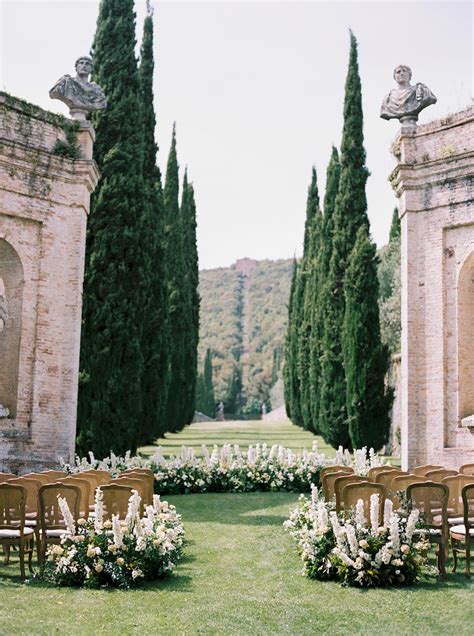 Elegant Villa Cetinale Wedding With A Lush Flower Aisle ⋆ Ruffled