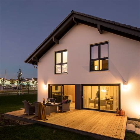 Ein freier designraum mit tausenden von innovativen. Hausideen Fertighaus - Die Terrasse aus Holz strahlt durch ...