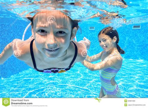 Los Niños Felices Nadan En Piscina Bajo El Agua Las Muchachas Que