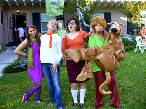 The Scooby Doo Clan Cool Halloween Costumes Cute Halloween Costumes 4 People Halloween Costumes