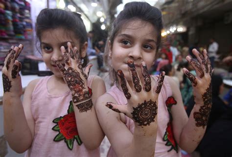 Stunning Photos Show Eid Al Fitr Celebrations Around The World Mwt