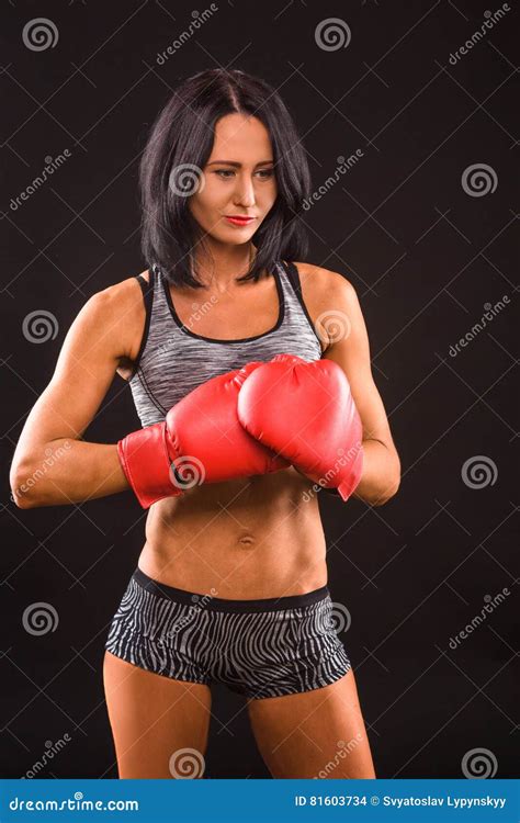 boxerfrau mit roten boxhandschuhen an stockfoto bild von kämpfer getrennt 81603734