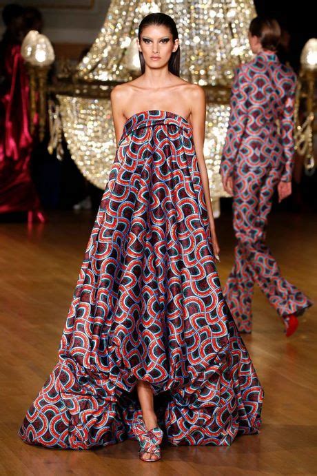 Abito lungo in georgette con scollo incrociato e accessorio gioiello. Abiti lunghi 2020 estate