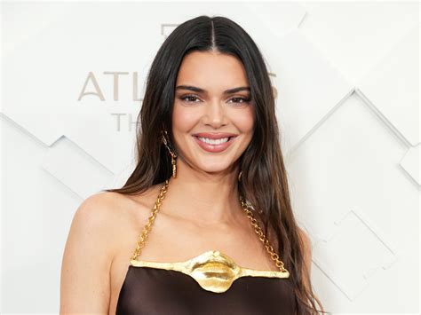 Kendall Jenners New Kendall Kylie Campaign Image Frees The Nipple