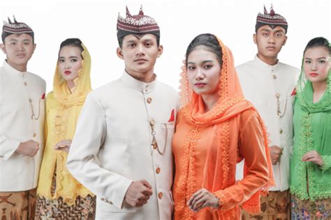 Memakai pakaian tradisional khas jawa, kedua mempelai dipertemukan. 5 Nama Pakaian Adat Jawa Timur Beserta Penjelasannya