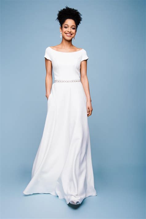 Nach den modetrends bekommen sie die günstige hochzeitskleid in damena.de. Brautkleid mit U-Boot Ausschnitt & Kurzarm | edel & lässig ...