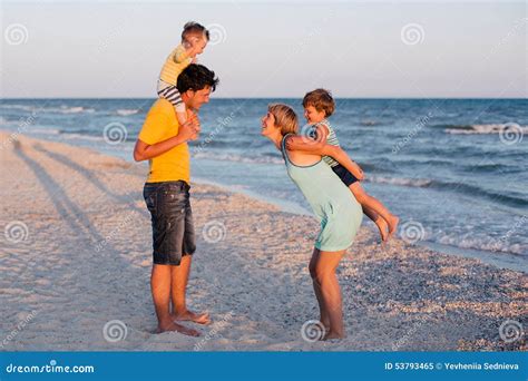 Famille Ayant L Amusement Sur La Plage Tropicale Image Stock Image Du