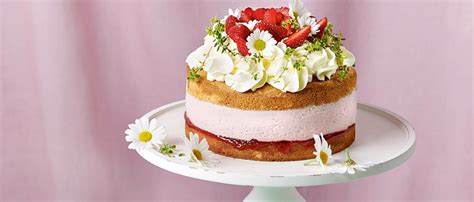 Erdbeer Topfen Torte Naked Cake Mit Erdbeeren Spar Mahlzeit