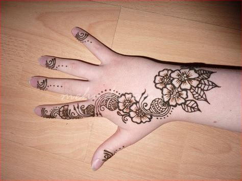 Let your little ones have a blast with these simple mehndi designs for kids that will make the art of henna or mehndi a whole load of easy fun for the kids! 51+ Easy & Simple Mehndi Designs for Kids