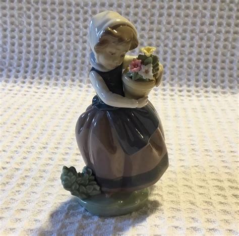 Lladro Spain Porcelain Figurine 5223 Spring Is Here Girl With A Flower