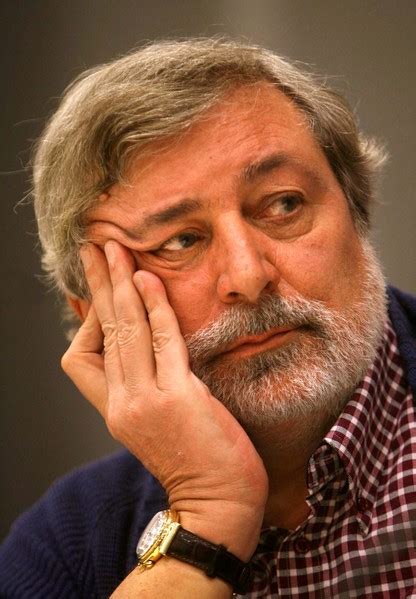 Auschwitz racconta la shoah, con particolare riferimento al campo di concentramento di auschwitz. Frasi di Francesco Guccini - PensieriParole