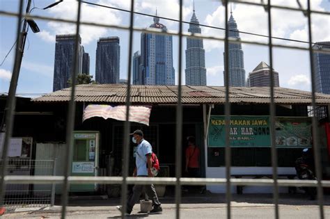 Malaysia on monday imposed a new nationwide lockdown, as the country grapples with a surge in coronavirus cases and highly infectious variants that the government said are testing its health system. Malaysia extends coronavirus lockdown by two weeks