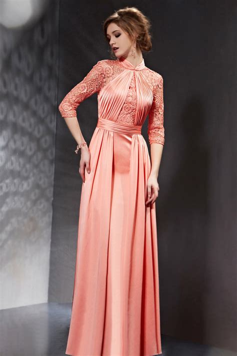 Misez sur une longue robe bustier, à la coupe fluide et osez même le headband à dentelle. Robe soirée corail à manches mi longue ornée avec dentelle ...