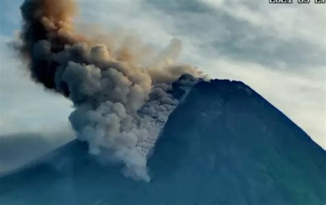 Gunung Merapi Luncurkan Awan Panas Nasional Analisadaily Com