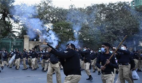 Police Baton Charge Tear Gas To Disperse Mqm Pakistan Protesters
