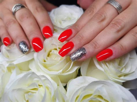 Piros ezüst csillámos köröm | Nails, Beauty