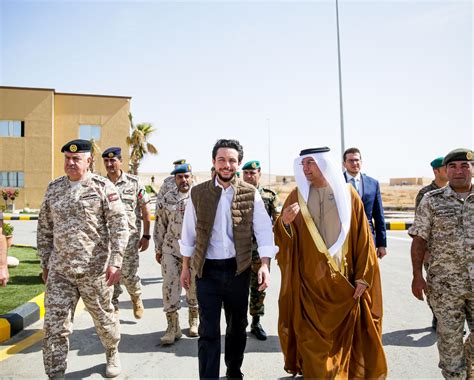القبض على شخص تسلل الى طائرة ولي العهد، والمفاجأة في جنسيته وكيف اخترق كل الحواجز الامنية. ولي عهد الأردن يفتتح "مدينة محمد بن زايد التدريبية" في ...
