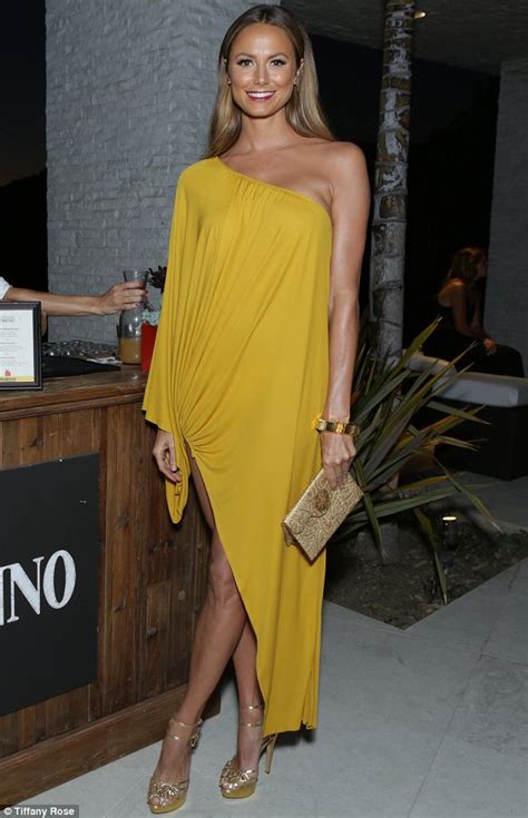 Stacy Keibler Shows George Clooney What Hes Missing In Yellow As She