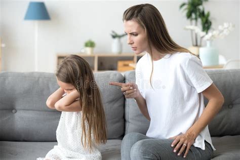 La Madre Enojada Habla Con Su Hijo Foto De Archivo Imagen De Triste