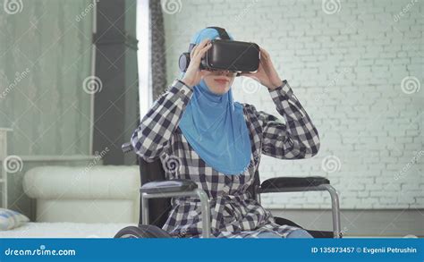 Portrait Woman In Hijab Wheelchair Uses Vr Glasses 3d Technology Imagen De Archivo Imagen