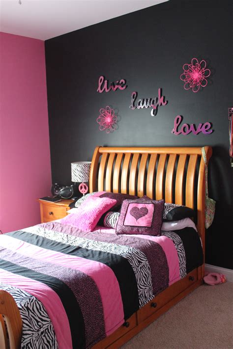 almost have my daughters hot pink and black zebra room done it came out pretty well and she lo