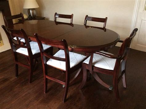 Mahogany Dining Table And 6 Chairs 2 Of Which Are Carvers In