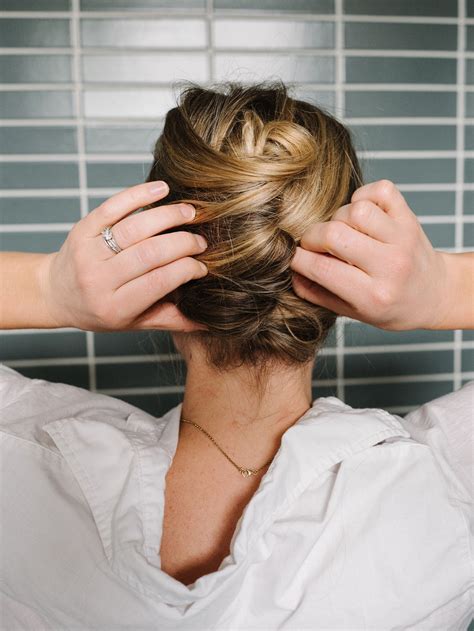 3-minute-hairstyles-how-to-do-a-modern-french-twist-the-effortless-chic