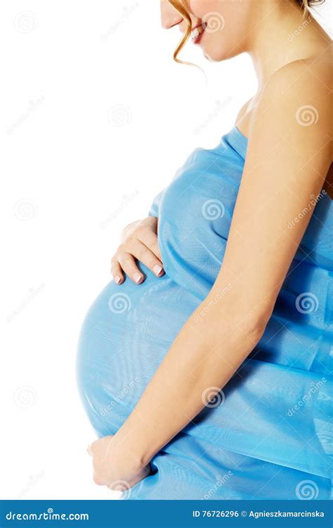 Mujer Embarazada Hermosa Que Envuelve En La Gasa Foto De Archivo
