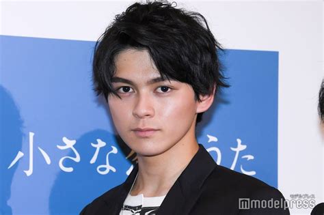 2人の父親は超大物俳優の千葉真一（ちば しんいち）さんです。 眞栄田郷敦さんと新田真剣佑さんは、 こちらの画像は左から、 16歳の新田真剣佑さん、姉の真瀬樹里さん、14歳の眞栄田郷敦さんです。 眞栄田郷敦の名字の由来. 眞栄田郷敦、役者デビューで兄・新田真剣佑がかけた言葉とは ...