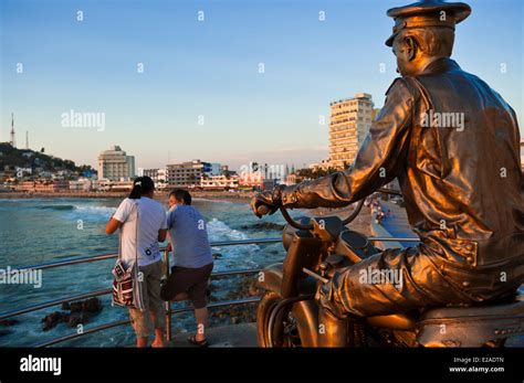 méxico estado de sinaloa mazatlán monumento a pedro infante la cantante y estrella de cine