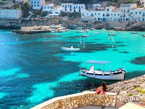 Porto Na Ilha De Levanzo Comuna De Favignana Província De Trapani