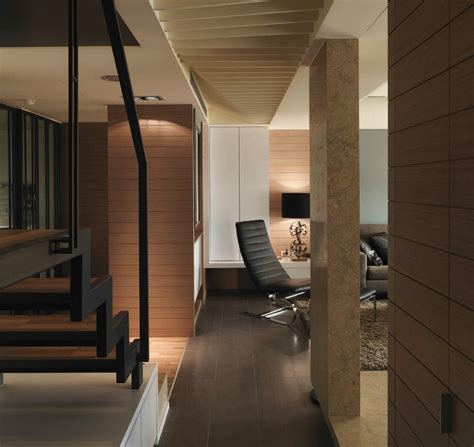 Interior rumah minimalis modern ini sangat elegan dengan sentuhan warna cokelat pada dinding dan lantainya. Interior Modern Semi Minimalis - Majalah Rumah