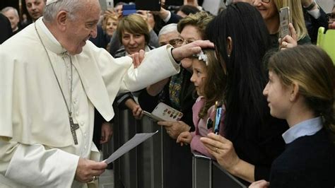 el papa pide a los jóvenes que se liberen de los celulares son como una droga