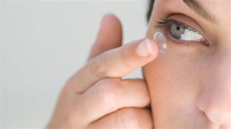 Top Tips For Properly Inserting And Removing Contact Lenses Myhealth1st
