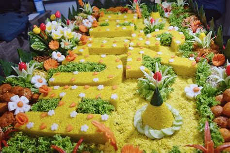 Dubes adam juga menyampaikan apresiasi kepada chief guest dan guest of honor atas kesediaan mereka untuk menghadiri acara resepsi diplomatik hut ri dan asean day. Rayakan HUT Kemerdekaan RI ke-75, Ada Tumpeng Angka 75 dan ...