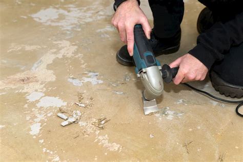 Ölflecken zu entfernen kann eine herausforderung sein. Teppichkleber entfernen: Tipps für unterschiedliche Bodenarten