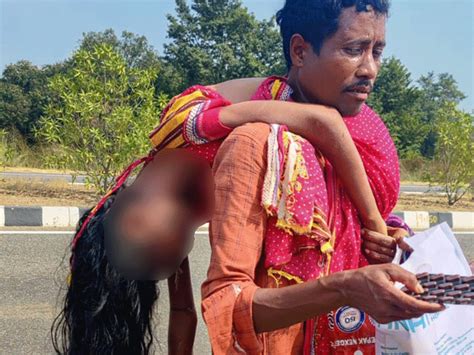 Andhra Pradesh Death Case Husband Carries Wifes Dead Body On Shoulder कई किलोमीटर चलने के