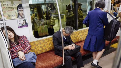 It is not intended for promotion any illegal things. 「居眠り」は勤勉の証──オフィスで、電車で、道端で、寝ることにいそしむ日本人 | クーリエ・ジャポン